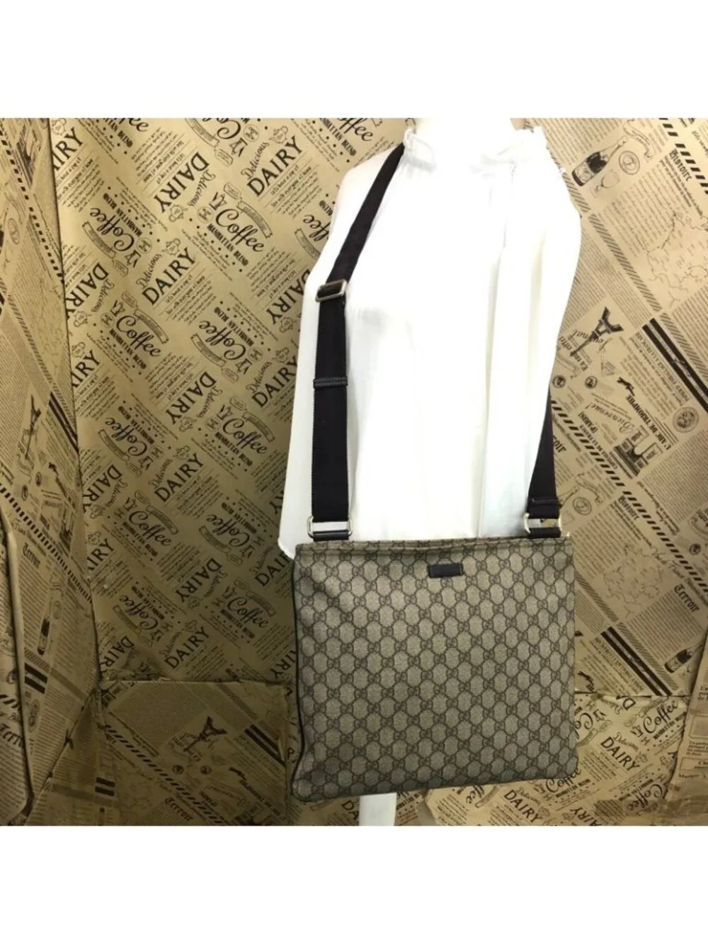 Gucci GG Pattern Supreme Shoulder Bag - Picture 3 of 9